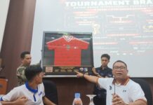 Legenda Sepak Bola Indonesia Tinggalkan Jejak di Batam Lewat Jersey Bertanda Tangan untuk Festival Internasional