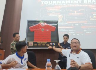 Legenda Sepak Bola Indonesia Tinggalkan Jejak di Batam Lewat Jersey Bertanda Tangan untuk Festival Internasional