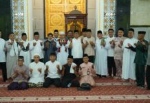 Jumat Berkah di Tanjungpinang, Nyanyang Haris Pratamura Salurkan Bantuan untuk Kaum Dhuafa