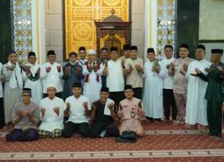 Jumat Berkah di Tanjungpinang, Nyanyang Haris Pratamura Salurkan Bantuan untuk Kaum Dhuafa